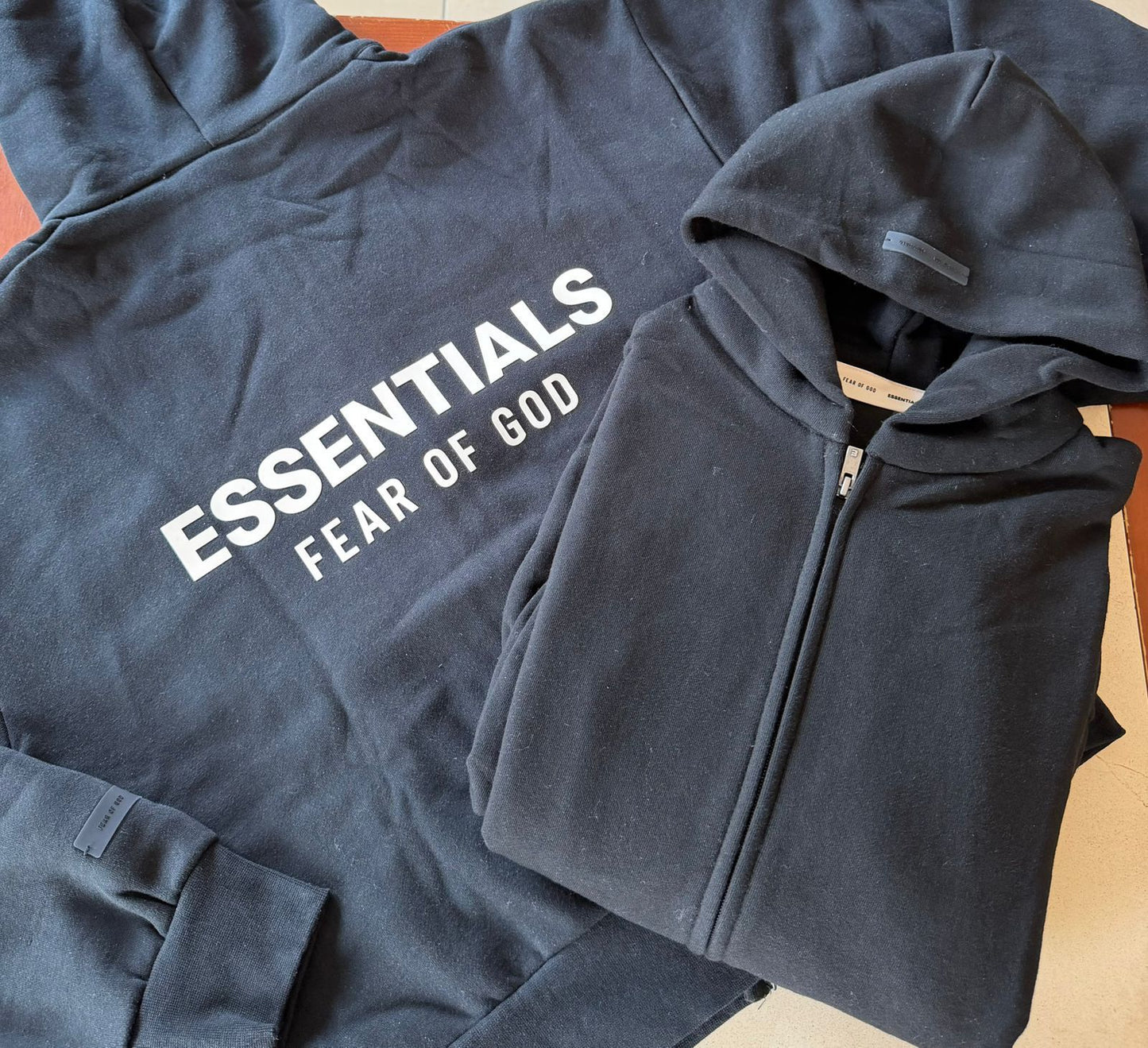 ESSENTIALS ZIP